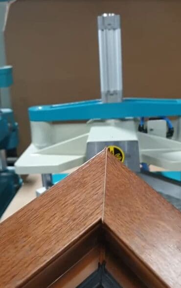 робот для мойки окон: Углозачистной станок для окон используется для зачистки углов — 3