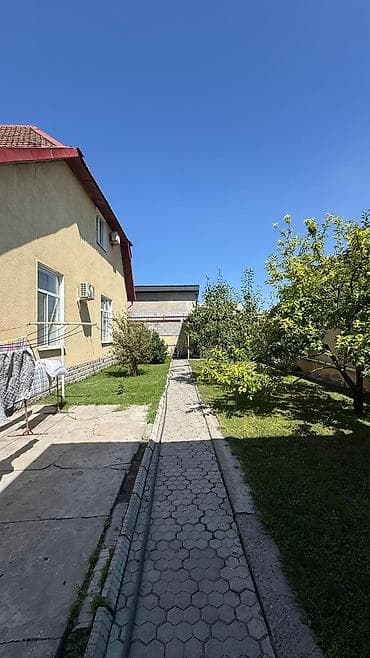 Дома: Продаётся просторный 2-этажный кирпичный дом в тихом районе Бишкека 📍 — 9