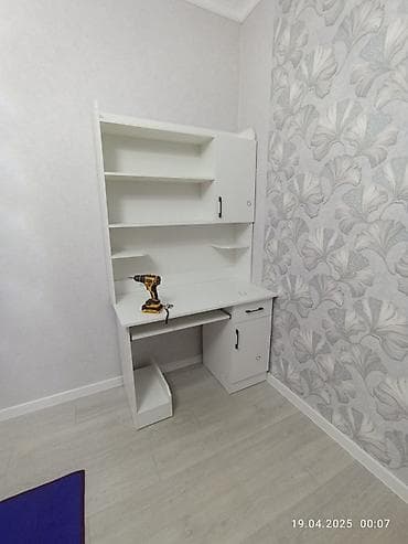 современный компьютерный стол: Компьютерный стол, Новый, С полками — 2