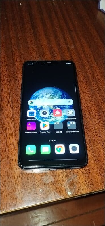 Смартфон на Android с полноэкранным дисплеем и вырезом под фронтальную