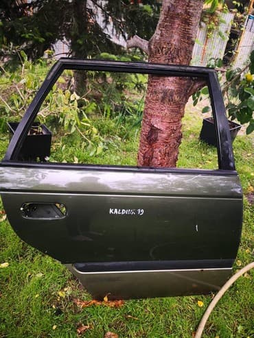 джинсы на 5 лет: Дверь Toyota Caldina 2000 год 5000 сом — 1