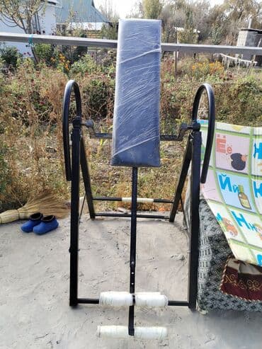 купить спортивный валик для спины: Инверсионный стол с черной металлической рамой и мягкой спинкой — 2