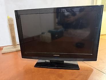 Телевизор Samsung, диагональ около 22–26". Классический ЖК‑экран с
