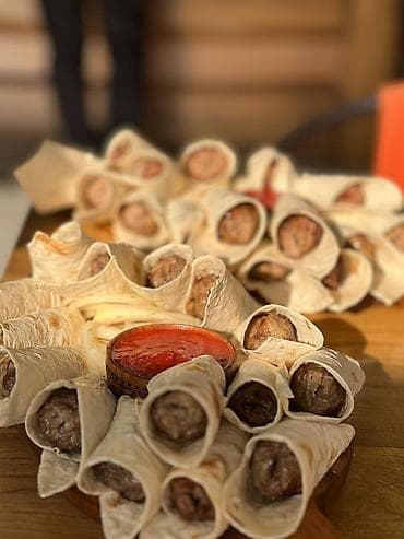 шашлык мясо: Ассорти кавказских блюд и закусок на мангале - Люля-кебаб в лаваше — 2