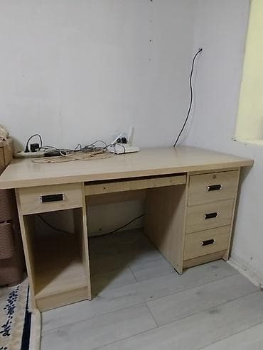 study table: Письменный стол из ЛДСП, цвет светлый дуб/бук. Особенности: - — 1