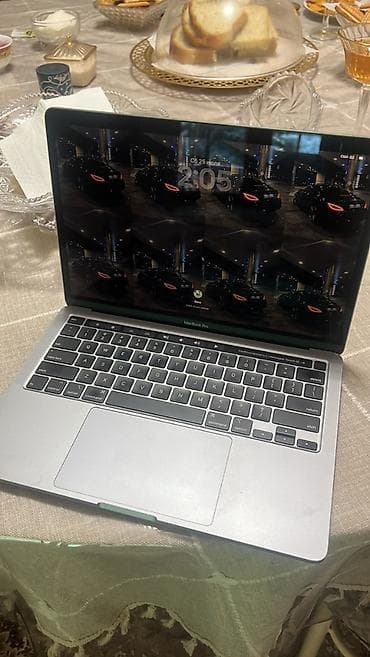 Продаю MacBook Pro 2020 год состояние хорошее количество циклов — 5