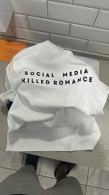 мужские: Футболка белая с принтом “SOCIAL MEDIA KILLED ROMANCE” на спине. - — 2
