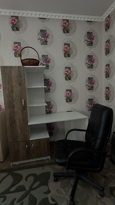 жапыс стол: Компьютердик үстөлү, Текчелери бар — 2