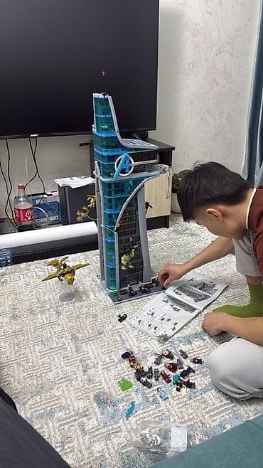 Детская одежда и обувь: Продается башня Мстителей в собранном виде Высота башни 90 см Ширина — 1