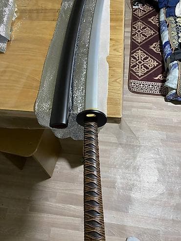 продаю меч: Катана (декоративная/сувенир) ручной работы В комплекте: меч и чёрные — 8