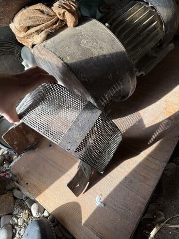 в связи с закрытием кафе продам оборудование: Зернодробилка/кормоизмельчитель на базе электродвигателя. Описание: - — 4