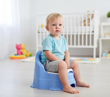 Детский горшок в форме стульчика с высокой спинкой. Изготовлен из