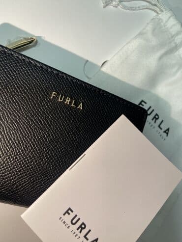 Оригинал✅
FURLA
заказывали из Америки 100% оригинал
отдам за 10000