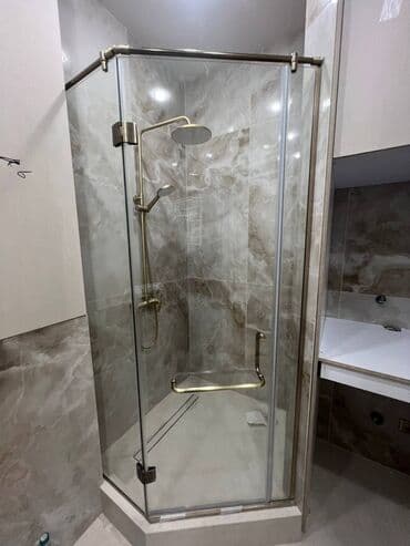 урна перельница: Душевая кабина угловая с распашной стеклянной дверью и латунной — 1