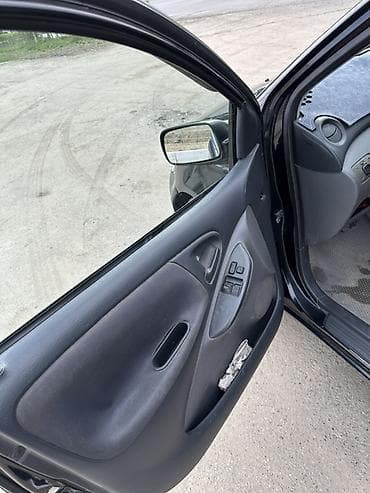 Toyota: Toyota Yaris: 2004 г., 1 л, Робот, Бензин, Хэтчбэк — 7