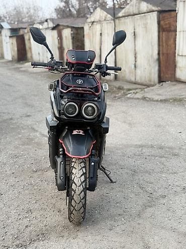 Скутер/мопед в стиле «адвентур» с доработками внешнего вида