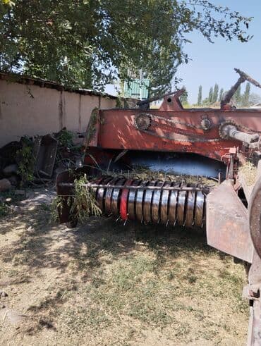 кызыл бирдик: Прицепной пресс-подборщик красного цвета, предназначенный для сбора — 2