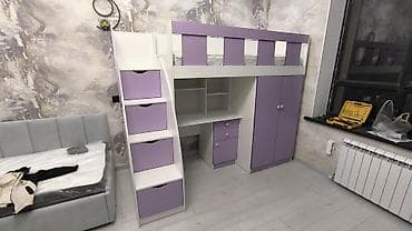 двухъярусная кровать и письменный стол: Кровать-чердак, выполненная в светлых тонах с розовыми вставками — 8