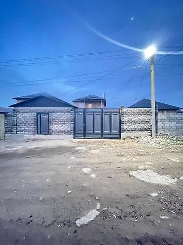 хоз постройки: Продаётся дом с закрытым двором и хозяйственными постройками. - — 1