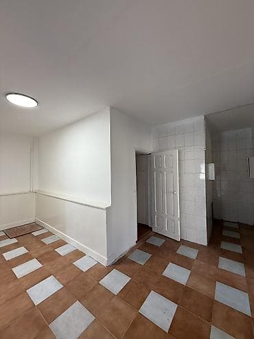 киргизия 1 дома: 🏡 Продается дом 📐 Участок - 8,3 соток 🌳 На участке 3 постройки: - — 4