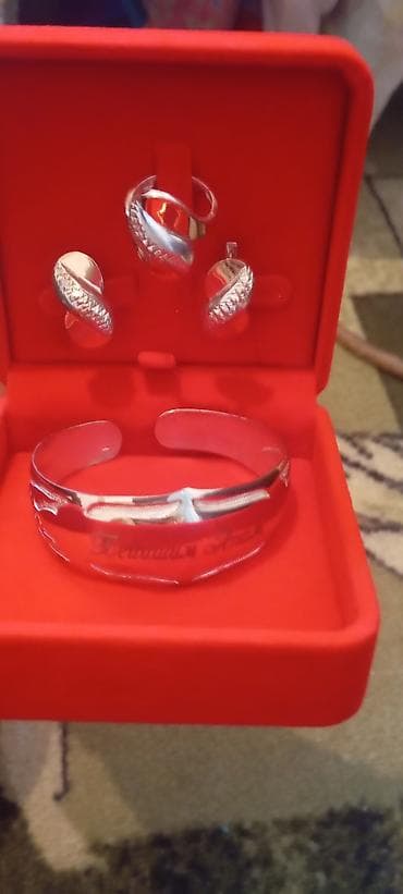 браслеты из войлока: Серебряный набор украшений в подарочной коробке Состав: - — 4