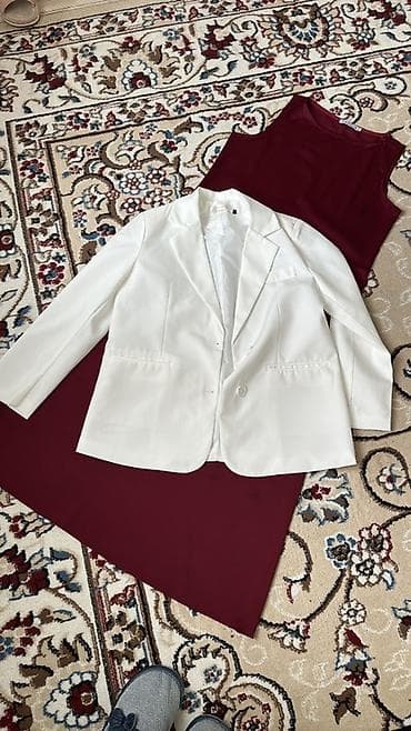 Женский комплект: белый классический пиджак и бордовое платье-миди без