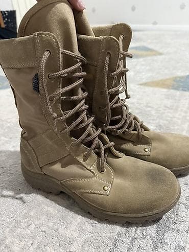 Универсальные ботинки бежевого цвета на шнуровке. Модель сочетает