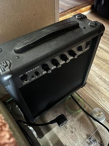 Музыкальные инструменты: Электрогитара типа Stratocaster + гитарный комбоусилитель Описание — 2