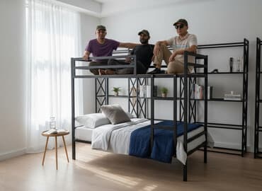 Металлическая двухъярусная кровать с прочной конструкцией. Идеально