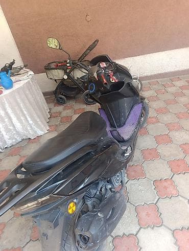 yamaha x max: Скутер/мопед городского типа, черный, с агрессивной передней оптикой и — 2