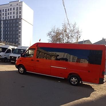Микроавтобус Mercedes‑Benz Sprinter, ярко‑красный, пассажирский