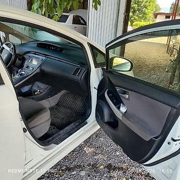 Toyota Prius: 2015 г., 1.8 л, Вариатор, Гибрид, Седан at lalafo.kg Toyota Prius: 2015 г., 1.8 л, Вариатор, Гибрид, Седан