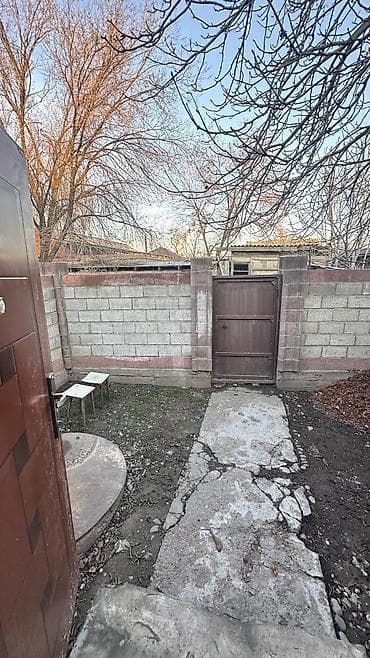 тынчтык ж м: Срочно сдаётся помещение
2 комнаты 
Есть ещё сарай, есть задний выход — 6