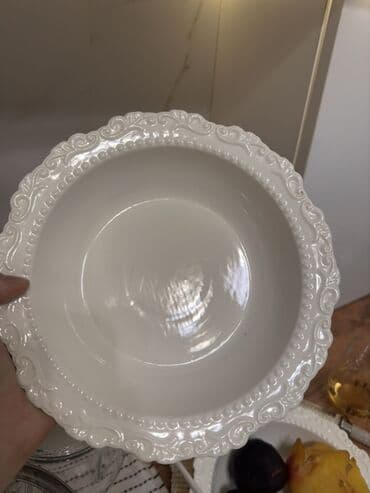 суп набор: Белая сервировочная посуда с рельефным барочным декором по краю — 1