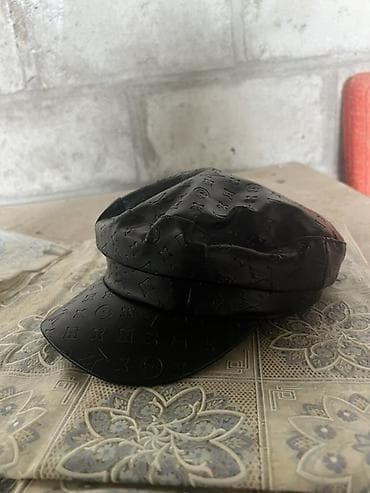 кийим кечек: Кепи черного цвета с тисненым монограммным узором - Стиль — 1