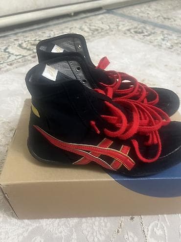 Спорт и отдых: Борцовка ASICS Почти новый четыре раза одевали Причина продажи малый — 1
