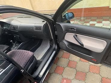 Volkswagen Golf: 2001 г., 1.6 л, Механика, Бензин, Хэтчбэк