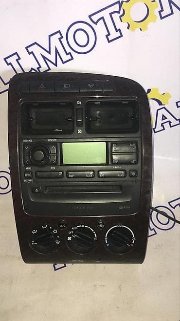 Toyota Avensis 2002 год (европеец), центральная панель с магнитолой