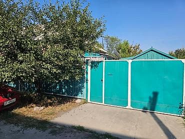 Предлагается дом с кирпичными стенами и двухскатной крышей, покрытой