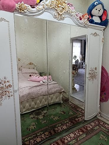 Эмерек гарнитурлары: Гарнитур в классическом стиле: туалетный столик с зеркалом + шкаф-купе — 3