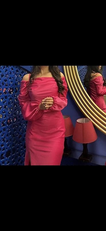 платье футляр с открытыми плечами: Яркое вечернее платье цвета фуксия. Размер 42 - Силуэт: приталенное — 2