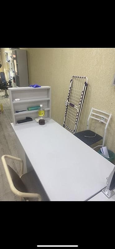 Прадается маникюрный стол и полка для лаков. Маникюрный стол широкий