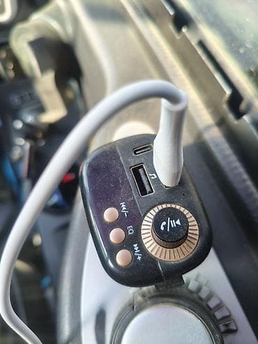 Автомобильный Bluetooth FM‑трансмиттер с функцией громкой связи -