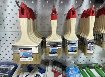 карандаши набор: Набор малярных кистей с синтетическим ворсом и пластиковой ручкой — 1