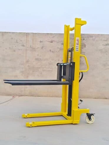 подъёмник на сто: Электрическая лебедка с красным корпусом и серым двигателем — 10