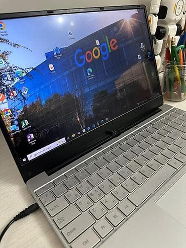 microsoft surface pro: Ноутбук 15.6" серебристого цвета с тонкими рамками экрана. Клавиатура — 4