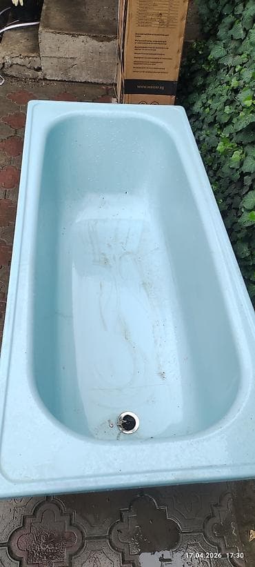 ножки для стальных ванн: Ванна стальная, прямоугольная, светло‑голубого цвета. Характеристики — 3