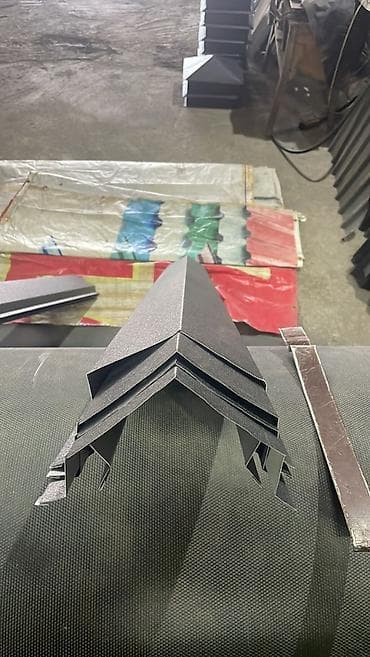 Үйдүн чатырынын кырына кооздолуп кагылган тактайлар: Коньковый элемент и доборные планки для кровли Описание: - — 1