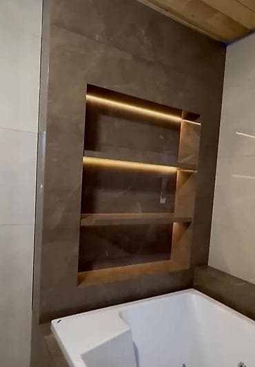 бу уголок: Встроенные ниши и полки из керамогранита/плитки для ванных комнат и — 4