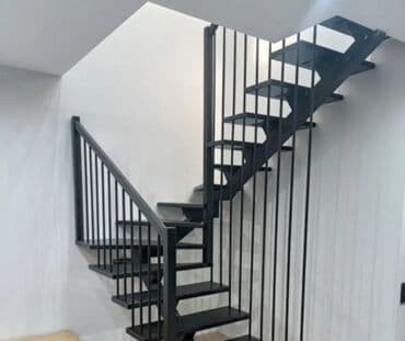 айнек буу: Темир тепкич Жеке менчик үй үчүн, Тепкичтин формасы: Г-сымал, Стиль: Классикалык — 6